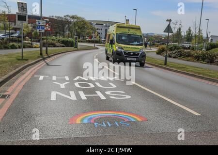 Une ambulance passe le panneau ‘Merci NHS Rainbow’ à L'hôpital de Pinderfields sur le chemin d'une légende Banque D'Images