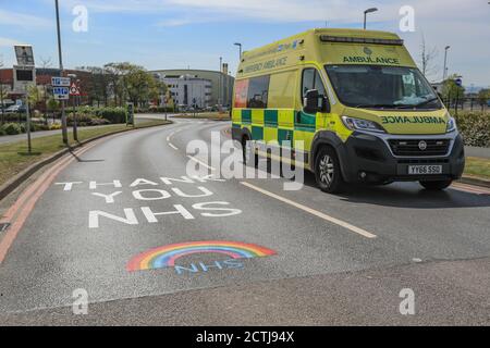 Une ambulance passe le panneau ‘Merci NHS Rainbow’ à L'hôpital de Pinderfields sur le chemin d'une légende Banque D'Images