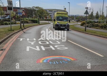 Une ambulance passe le panneau ‘Merci NHS Rainbow’ à L'hôpital de Pinderfields sur le chemin d'une légende Banque D'Images