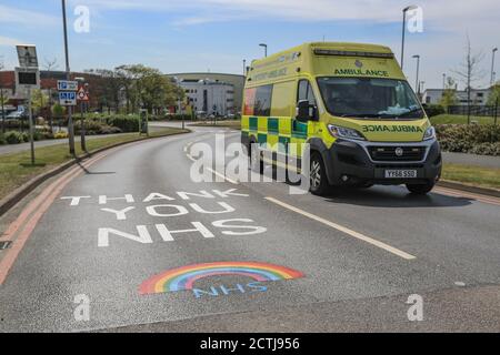 Une ambulance passe le panneau ‘Merci NHS Rainbow’ à L'hôpital de Pinderfields sur le chemin d'une légende Banque D'Images