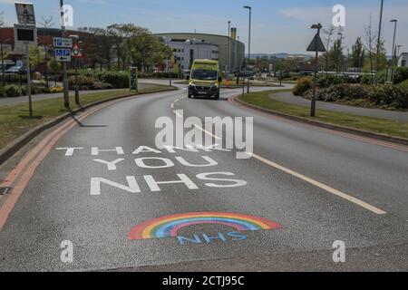 Une ambulance passe le panneau ‘Merci NHS Rainbow’ à L'hôpital de Pinderfields sur le chemin d'une légende Banque D'Images