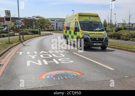 Une ambulance passe le panneau ‘Merci NHS Rainbow’ à L'hôpital de Pinderfields sur le chemin d'une légende Banque D'Images