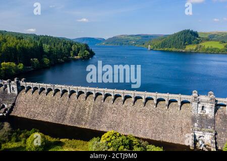 Vue aérienne d'un mur de barrage et d'un immense réservoir dans un cadre rural (lac Vyrnwy, pays de Galles) Banque D'Images