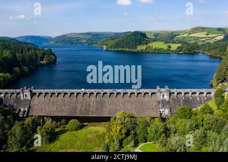 Vue aérienne d'un mur de barrage et d'un immense réservoir dans un cadre rural (lac Vyrnwy, pays de Galles) Banque D'Images