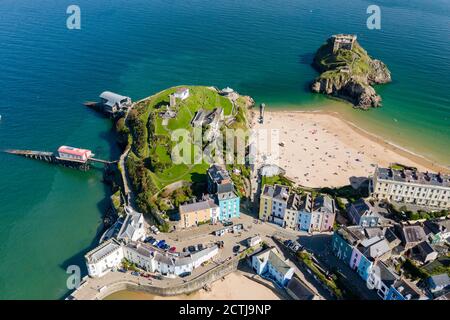 Vue aérienne d'une plage de sable dans une station pittoresque (Castle Beach, Tenby, pays de Galles) Banque D'Images