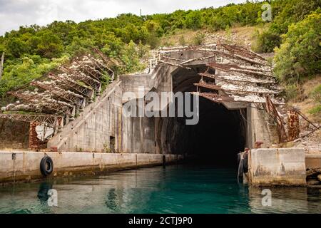 Entrée à l'abri sous-marin abandonné, la baie de Kotor, la mer Adriatique, Monténégro. Péninsule de Lustica Rose village. Banque D'Images