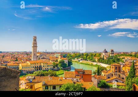 Vue aérienne du centre historique de Vérone, de l'Adige, de la Cathédrale de Vérone, de l'église catholique, du Duomo di Verona, des bâtiments avec des toits de tuiles rouges, de la région de Vénétie, de l'Italie. Vue panoramique sur la ville de Vérone. Banque D'Images