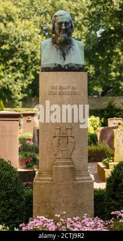 Tombe du poète allemand August Heinrich Hoffmann von Fallersleben (1798 – 1874), auteur de l'hymne national allemand, sur le cimetière du château de Corvey Banque D'Images