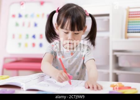 jeune fille pratique écrivant des lettres pour la maison Banque D'Images