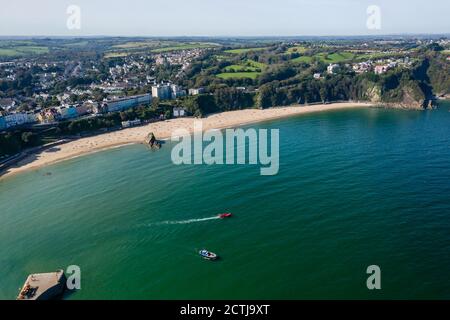 Vue aérienne de North Beach dans la ville côtière galloise De Tenby Banque D'Images