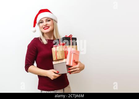 Portrait d'une jeune femme pendant les préparatifs de Noël à la maison Banque D'Images