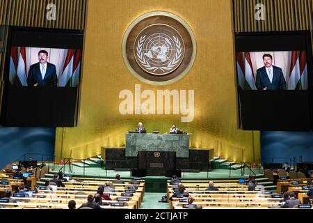 (200923) -- NATIONS UNIES, 23 septembre 2020 (Xinhua) -- le président hongrois Janos Ader (sur les écrans) s'adresse au débat général de la 75e session de l'Assemblée générale des Nations Unies au siège de l'ONU à New York, le 23 septembre 2020. Le débat général de la 75e session de l'Assemblée générale des Nations Unies est entré mercredi dans la deuxième journée. (Eskinder Debebe/un photo/document via Xinhua) Banque D'Images