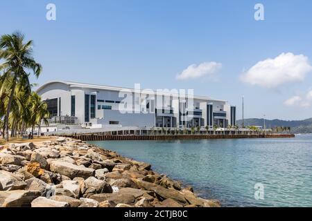 Le Sabah International Conference Center (SICC), le plus grand centre de congrès, d'exposition et de divertissement de Malaisie orientale construit sur le front de mer Banque D'Images