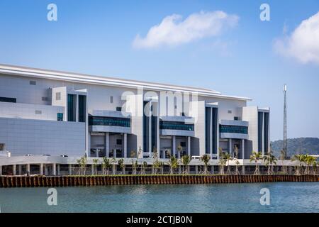 Le Sabah International Conference Center (SICC), le plus grand centre de congrès, d'exposition et de divertissement de Malaisie orientale construit sur le front de mer Banque D'Images