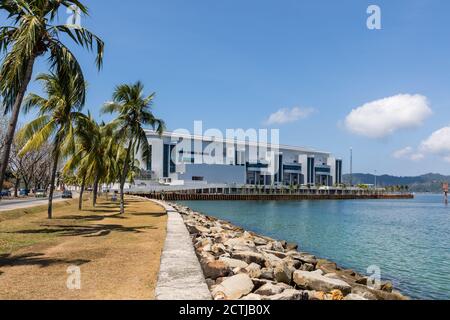 Le Sabah International Conference Center (SICC), le plus grand centre de congrès, d'exposition et de divertissement de Malaisie orientale construit sur le front de mer Banque D'Images