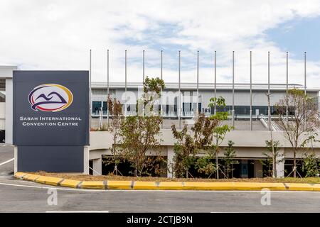 Le Sabah International Conference Center (SICC), le plus grand centre de congrès, d'exposition et de divertissement de Malaisie orientale construit sur le front de mer Banque D'Images