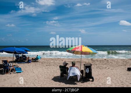 Delray Beach, Floride. Les amateurs de plage profitent d'une journée au soleil dans ce paradis tropical Banque D'Images