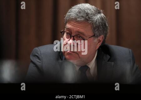 Washington, États-Unis. 23 septembre 2020. Le procureur général DES ÉTATS-UNIS William Barr écoute lors d'une discussion avec les procureurs généraux d'État sur la protection des consommateurs contre les abus des médias sociaux dans la salle du Cabinet de la Maison Blanche le mercredi 23 septembre 2020 à Washington, DC. Photo de piscine par Oliver Contreras/UPI crédit: UPI/Alay Live News Banque D'Images