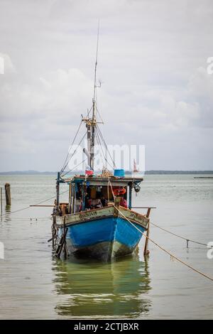 Sandakan, Sabah, Malaisie: Stilthouses de Pukat Village, un village de pêcheurs le long de Jalan Bokara dans le sud de Sandakan. Banque D'Images