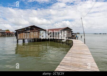 Sandakan, Sabah, Malaisie: Stilthouses de Pukat Village, un village de pêcheurs le long de Jalan Bokara dans le sud de Sandakan. Banque D'Images