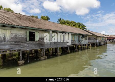 Sandakan, Sabah, Malaisie: Stilthouses de Pukat Village, un village de pêcheurs le long de Jalan Bokara dans le sud de Sandakan. Banque D'Images