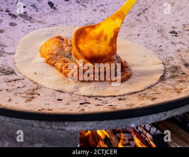 Un chili relleno est faite sur un feu ouvert. Banque D'Images