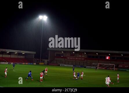 Vue générale comme Tom Davies d’Everton et Glenn Whelan de Fleetwood Town se battent pour le ballon lors du troisième tour de la Carabao Cup au Highbury Stadium, à Fleetwood. Banque D'Images