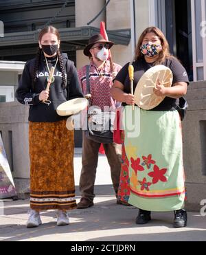 Ottawa, Canada. 23rd septembre 2020. Les groupes locaux des Premières nations se réunissent pour chanter des chansons cérémonielles et pour mettre en avant diverses injustices des autorités canadiennes, Banque D'Images