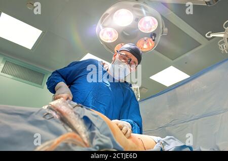 Chirurgien de l'équipe au travail en salle d'opération. Banque D'Images