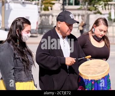 Ottawa, Canada. 23rd septembre 2020. Les groupes locaux des Premières nations se réunissent pour chanter des chansons cérémonielles et pour mettre en avant diverses injustices des autorités canadiennes, Banque D'Images