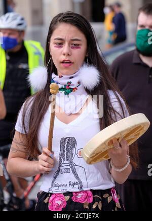 Ottawa, Canada. 23rd septembre 2020. Les groupes locaux des Premières nations se réunissent pour chanter des chansons cérémonielles et pour mettre en avant diverses injustices des autorités canadiennes, et en solidarité avec les guerriers mi'kmaq du Cap-Breton, Banque D'Images
