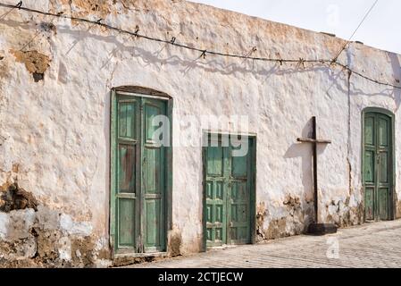 Lanzarote / Espagne - 25 juillet 2020 : façade d'une ancienne maison canarienne dans la ville de Teguise, sur l'île de Lanzarote, Espagne Banque D'Images