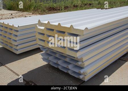 Nouveaux panneaux sandwich pour le montage des murs du bâtiment. Nouveau matériau pour l'isolation des murs du bâtiment en construction Banque D'Images