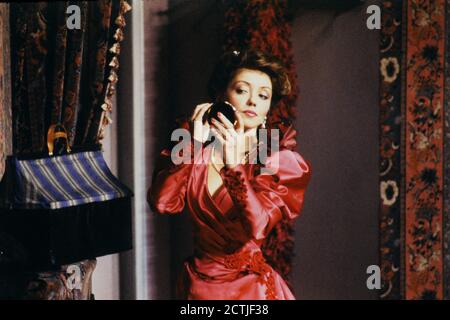 L'actrice française Corinne le Poulain dans 'la pry de Berg-op-Zoom', une pièce de théâtre de Sacha Guitry, Celestins Theatre, Lyon, France Banque D'Images