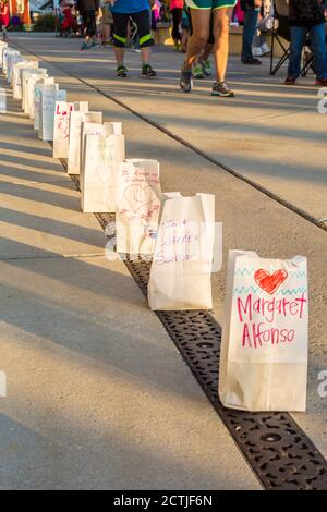 Les sommités des sacs en papier rendent hommage aux survivants du cancer lors d'un événement Relais pour la vie de l'American cancer Society à Gulfport, Mississippi Banque D'Images