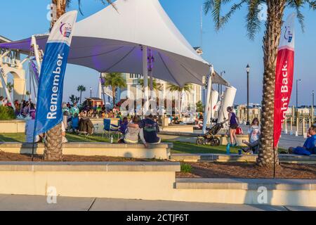 Les supporters se réunissent à un événement Relais pour la vie de l'American cancer Society à Gulfport, Mississippi Banque D'Images