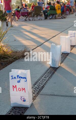 Les sommités des sacs en papier rendent hommage aux survivants du cancer lors d'un événement Relais pour la vie de l'American cancer Society à Gulfport, Mississippi Banque D'Images