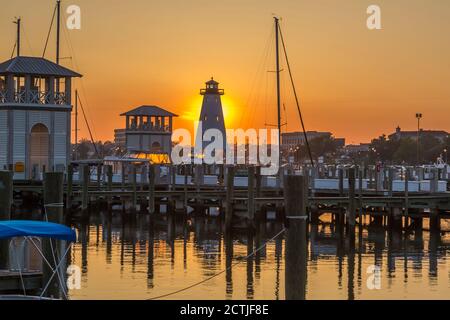 Phare au port pour petits bateaux à Gulfport, Mississippi, au coucher du soleil Banque D'Images