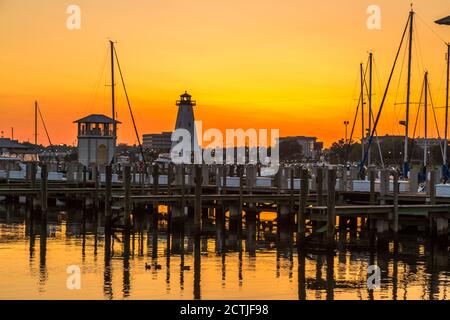 Phare au port pour petits bateaux à Gulfport, Mississippi, au coucher du soleil Banque D'Images