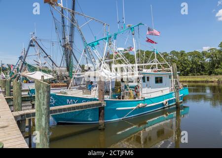 Bateaux à crevettes au quai de l'arrière-port à Ocean Springs, Mississippi Banque D'Images