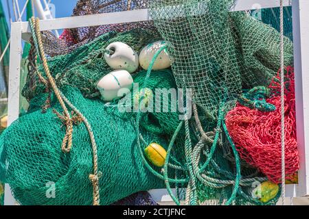 Gros plan de filets sur un bateau à crevettes au quai de l'arrière-port à Ocean Springs, Mississippi Banque D'Images