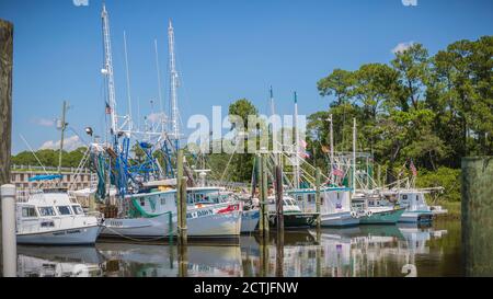 Bateaux à crevettes au quai de l'arrière-port à Ocean Springs, Mississippi Banque D'Images