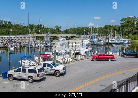 Bateaux à crevettes au quai de l'arrière-port à Ocean Springs, Mississippi Banque D'Images
