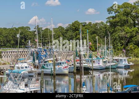 Bateaux à crevettes au quai de l'arrière-port à Ocean Springs, Mississippi Banque D'Images