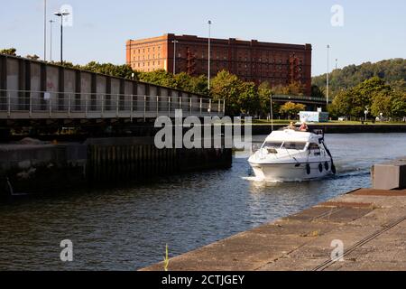 Le pont tournant de Merchants Road et les portes de verrouillage s'ouvrent pour qu'un bateau passe dans le quai flottant. . pont de verrouillage de jonction Bristol, Angleterre. Septembre 2020 Banque D'Images