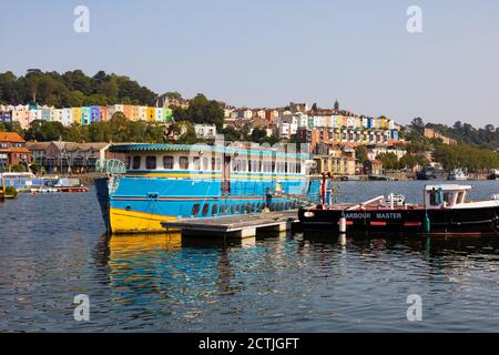 Bateaux colorés à Underfall Yard, quai flottant, Bristol, Angleterre. Septembre 2020 Banque D'Images