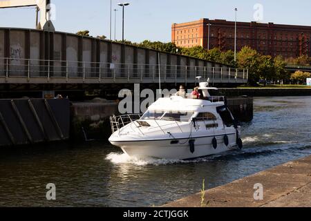 Le pont tournant de Merchants Road et les portes de verrouillage s'ouvrent pour qu'un bateau passe dans le quai flottant. . pont de verrouillage de jonction Bristol, Angleterre. Septembre 2020 Banque D'Images