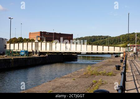 Le pont tournant de Merchants Road et les portes d'écluse s'ouvrent pour qu'un bateau passe dans le quai flottant. Pont d'écluse de jonction Bristol, Angleterre. Septembre 2020 Banque D'Images