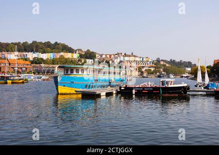 Bateaux colorés à Underfall Yard, quai flottant, Bristol, Angleterre. Septembre 2020 Banque D'Images