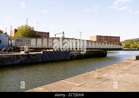 Le pont tournant de Merchants Road et les portes d'écluse s'ouvrent pour qu'un bateau passe dans le quai flottant. Pont d'écluse de jonction Bristol, Angleterre. Septembre 2020 Banque D'Images